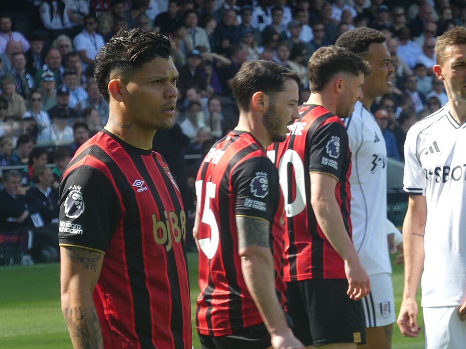 Jugador a punto de ejecutar un saque de esquina en un partido profesional