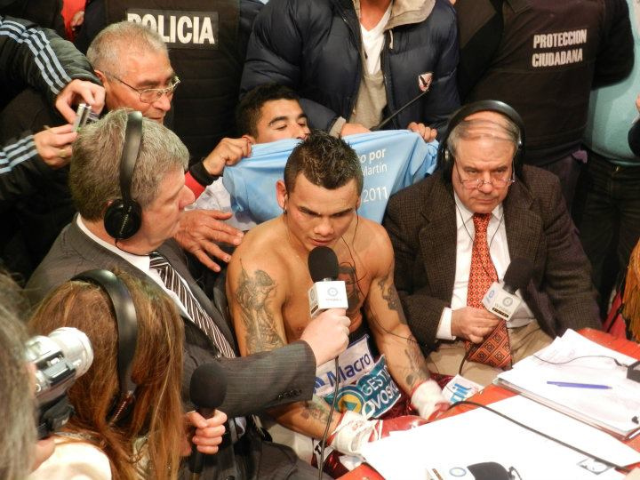Jugador ejecutando un córner en un partido profesional