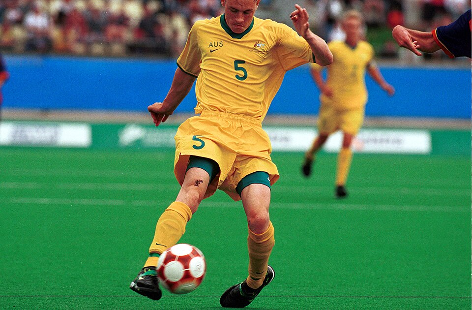 Vista aérea de un partido de fútbol con estadio lleno