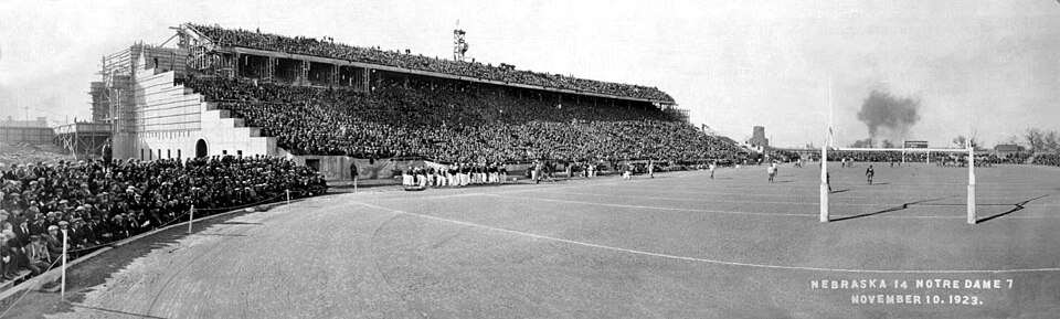 Aficionados mirando un partido en un bar deportivo