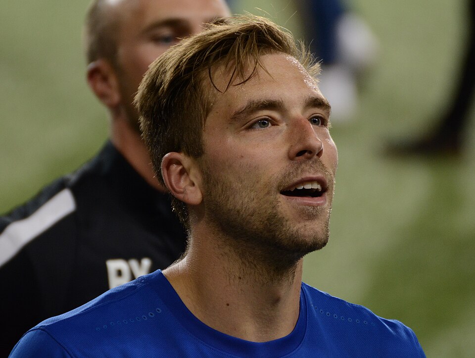 Delantero ejecutando un penal en un estadio lleno