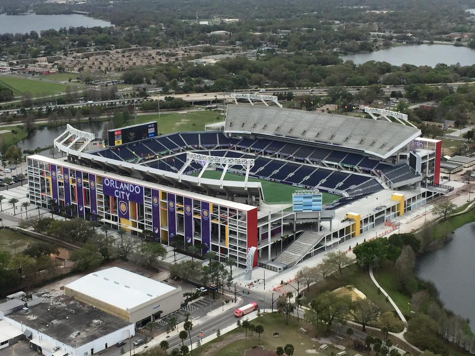 Vista aérea de un partido de fútbol profesional en estadio lleno