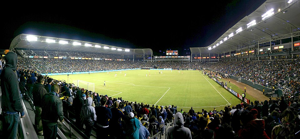 Partido nocturno en estadio iluminado