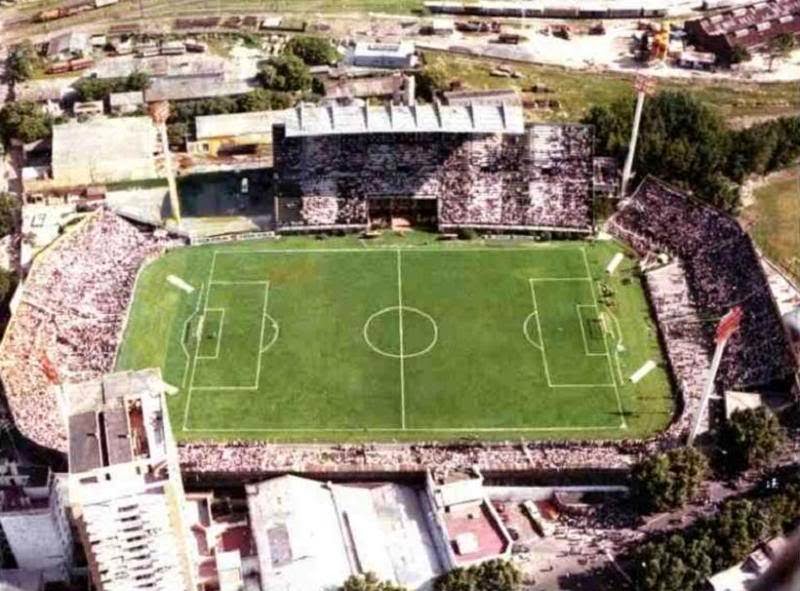 Vista aérea de un estadio argentino con ambos equipos en pleno partido
